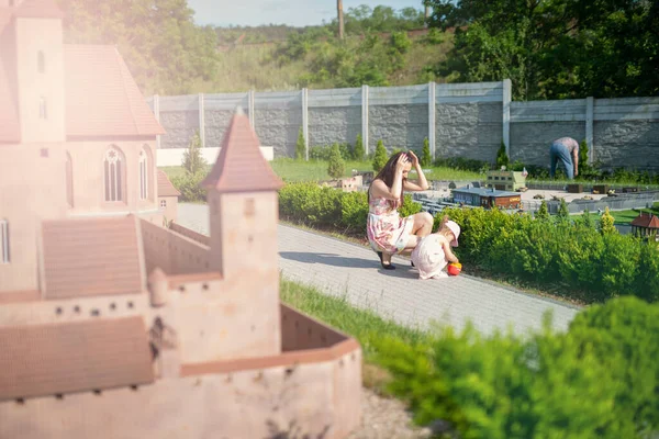 Szczęśliwa Matka Córka Parku Piękna Scena Natury Rodzinnym Stylu Życia — Zdjęcie stockowe