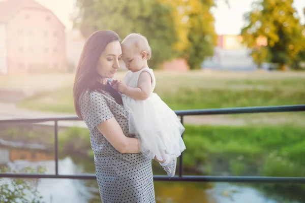 Mãe Filha Felizes Parque Cena Natureza Beleza Com Estilo Vida — Fotografia de Stock