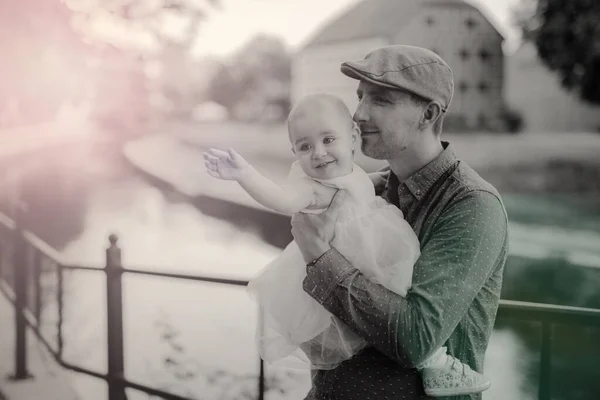 Gelukkige Liefdevolle Familie Vader Zijn Dochter Speelden Knuffelden Buiten Leuk — Stockfoto