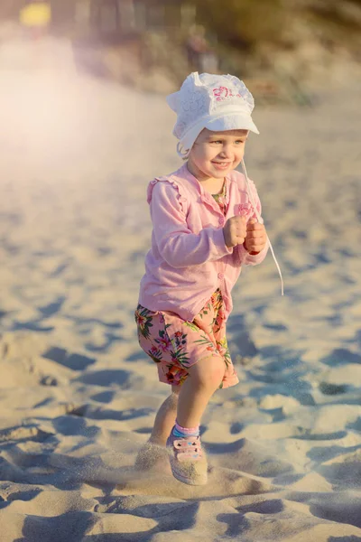 Menina Criança Adorável Uma Praia Areia Ensolarada Infância Autêntica — Fotografia de Stock