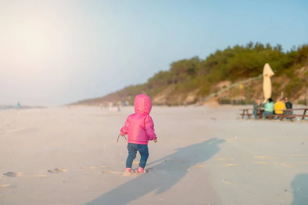 Schattig Peutermeisje Een Zonnig Zandstrand Authentieke Jeugd — Stockfoto