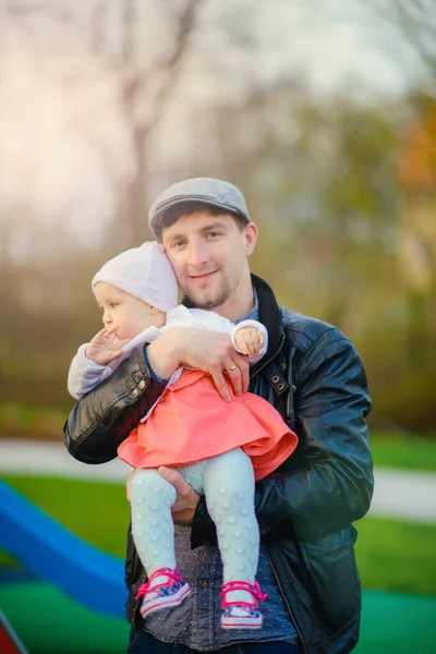 Feliz Familia Amorosa Padre Hija Niña Jugando Abrazándose Aire Libre —  Fotos de Stock