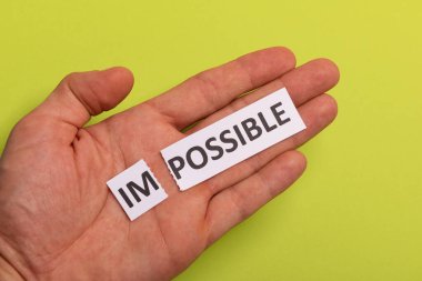 İmkânsız metin elden kesilmiş. Olası konsept. Başarı. Pembe arka plan. Uzayı kopyala Dikey oryantasyon. Yukarıdan bak. Asgari basit biçim