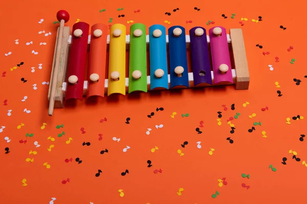 Trä Xylofon Regnbågens Färger För Barn Isolerad Orange Papper Färgglada — Stockfoto