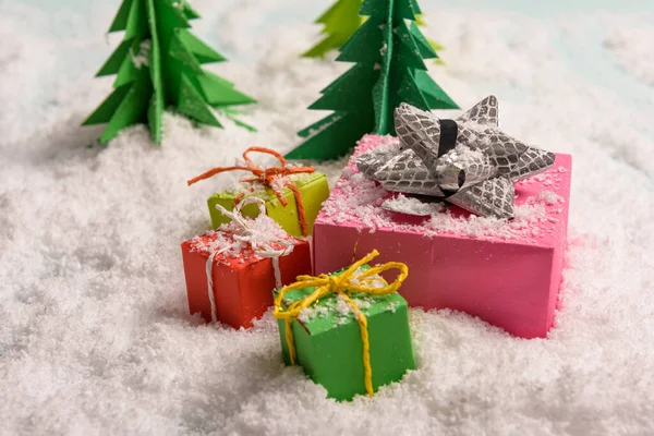 Рождественские Подарки Красиво Украшены Луками Перьями Вид Сверху — стоковое фото