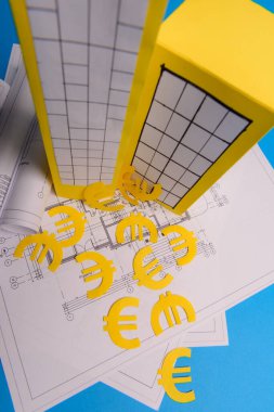 Beyaz aile kağıt evi, mavi arka plan kağıdındaki apartman bloğunun üzerinde. Minimalist ve basit bir kavram, tarz. Uzayı kopyala Dikey yönelim.