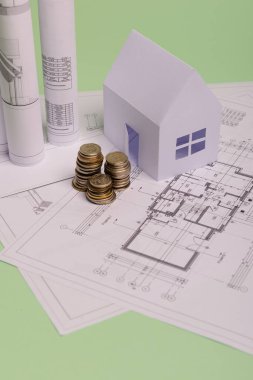 Beyaz aile kağıt evi. Evin anahtarları nane arkaplan kağıdında. Minimalist ve basit bir kavram, tarz. Uzayı kopyala Dikey oryantasyon. Aile taşınması ya da taşınma kavramı.