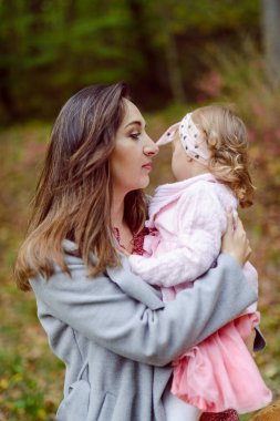 Göletteki heykele bakmak çok güzel. Güneşli bir gün. Sonbahar günü