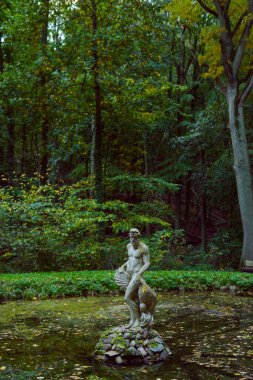 Paris 'teki Tuileries bahçesinde heykel.