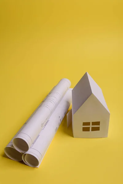 Witte Familie Papieren Huis Huis Projecten Plan Blauwdrukken Gele Achtergrond — Stockfoto