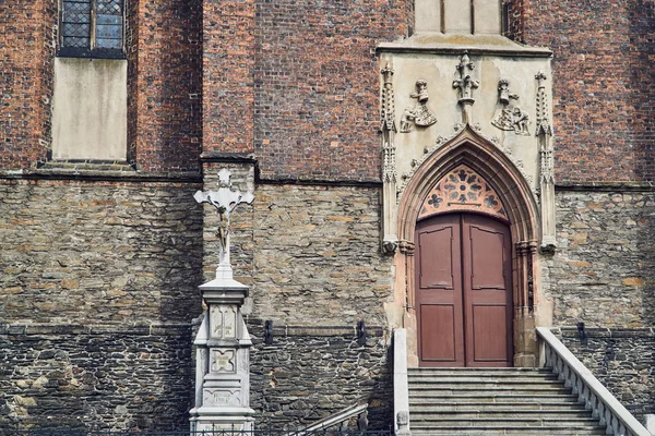 Cruz Fachada Uma Igreja Defensiva Medieval Estilo Gótico Paczkow — Fotografia de Stock