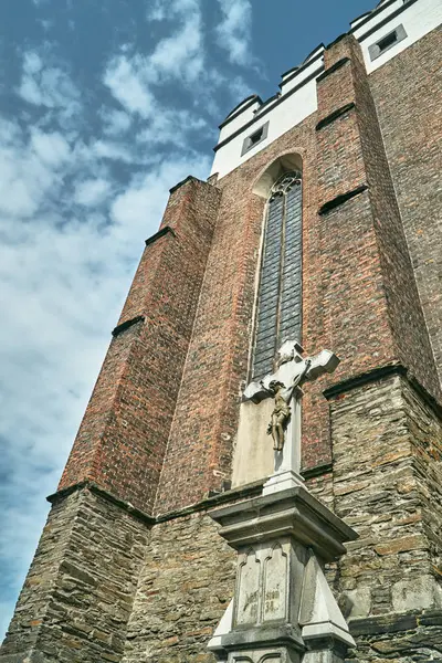 Cruz Fachada Una Iglesia Medieval Defensiva Estilo Gótico Paczkow —  Fotos de Stock