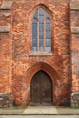 Portal ve Frankfurt (Oder kentinde bir ortaçağ kilise ahşap kapılar)