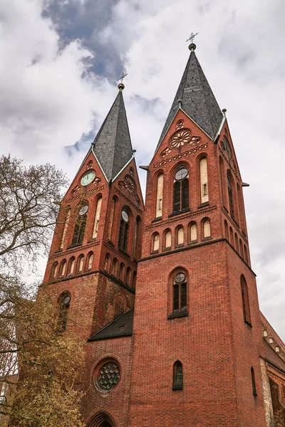 オーデル川のブランクフルトの鐘楼とゴシック様式の教会 — ストック写真