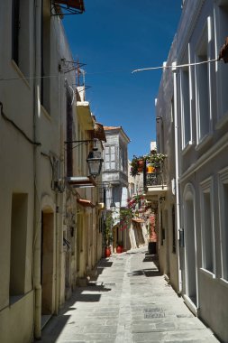 Başlanmasıyla ve Rethymnon şehir dar bir sokakta