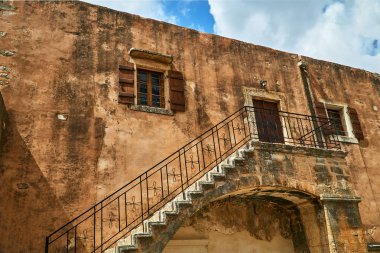 Moni Arcadia Girit Adası tarihi manastır merdiven ile bir bina
