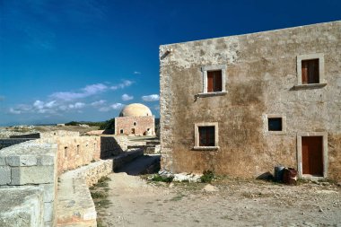Girit adasındaki Rethymnon şehrindeki Venedik kalesindeki tarihi binalar