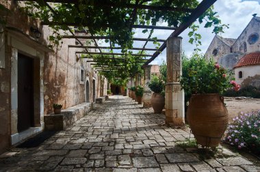 Tarihi Ortodoks Manastırı Moni Arcadia Girit Adası avlusunda çiçek açan çiçekler