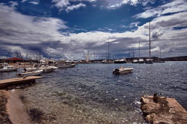 Motorbot ve bağlantı noktası Trogir Hırvatistan'daki teknelerden