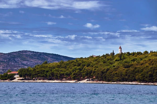 Ліс Церкви Дзвіниця Березі Адріатичного Моря Хорватії — стокове фото