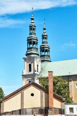 bir baca ve Barok çan kulesi ile eski bina 