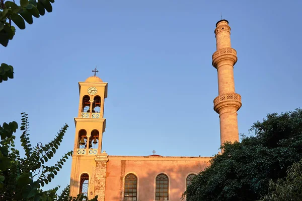 Igreja Ortodoxa Com Uma Torre Sineira Minarete Cidade Chania Creta — Fotografia de Stock