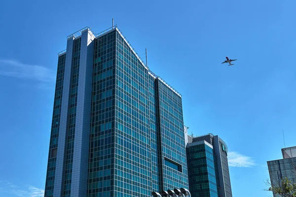 Avión Sobrevolando Modernos Edificios Oficinas Poznan —  Fotos de Stock