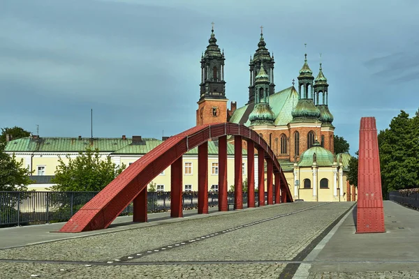Konstrukcji Stalowej Mostu Wieże Katedry Gotyckiej Katedry Poznaniu — Zdjęcie stockowe