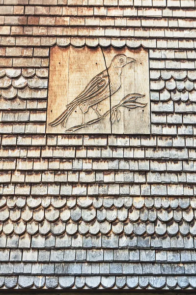 瓦屋根の木造とトロワの都市の中世長屋の屋根の上の鳥のイメージ — ストック写真