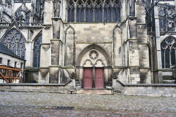石头门户和一个木门到中世纪教会特鲁瓦 — 图库照片