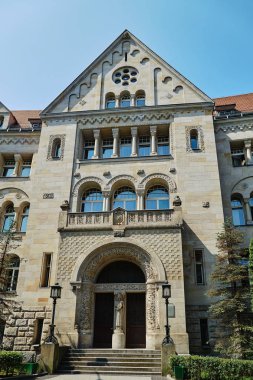 Tarihi, Neo-Romanesk Poznan binanın portal