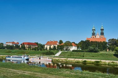 Yolcu gemilerine Warta Nehri üzerinde Gotik cathedral Poznan civarındaki oteller