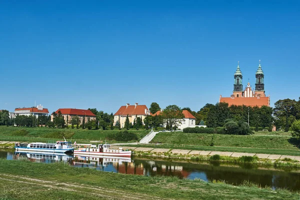 Yolcu Gemilerine Warta Nehri Üzerinde Gotik Cathedral Poznan Civarındaki Oteller — Stok fotoğraf