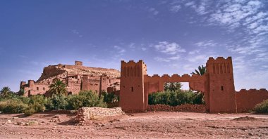 Sur duvarları ve binalar AIT Ben Haddouw Fas yerleşim