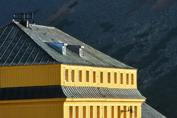 ポーランドの巨大山脈の山ユースホステルの黄色の壁 — ストック写真