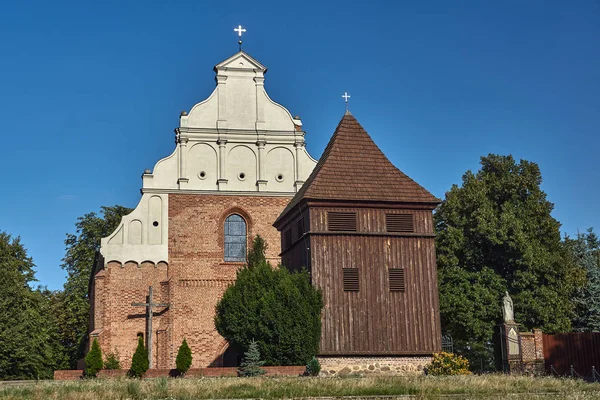 Ξύλινο Καμπαναριό Και Πρόσοψη Μιας Γοτθικής Εκκλησίας Στο Πόζναν — Φωτογραφία Αρχείου