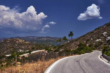 Rodos Adası dağlarda asfalt yol