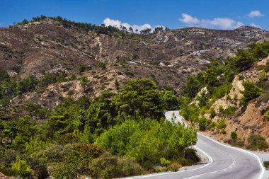 Rodos Adası dağlarda asfalt yol