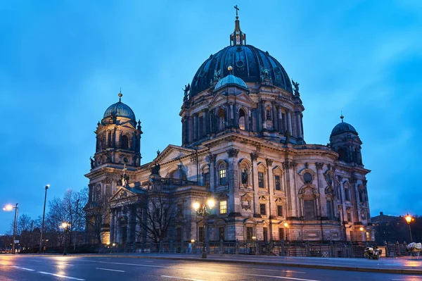福音派教堂外观在柏林在晚上 — 图库照片