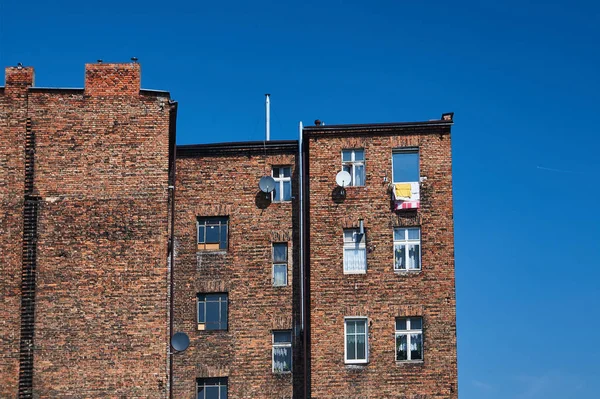 Fenêtres Dans Mur Briques Rouges Bâtiment Poznan — Photo