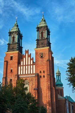 Poznan Gotik Katedrali kuleleri