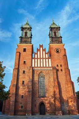 Poznan Gotik Katedrali kuleleri