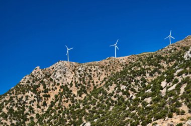 Rüzgar türbinleri Yunanistan Kos Adası bir tepe üstünde