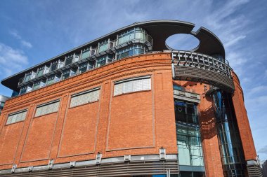 Eski bir bira Poznan kırmızı tuğla duvar