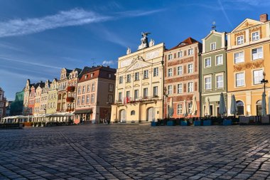 Poznan eski pazar meydanında tarihi evlerin cepheler