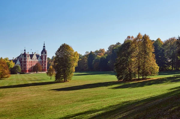 ドイツの秋の間にムスカウ公園の新しい城 — ストック写真