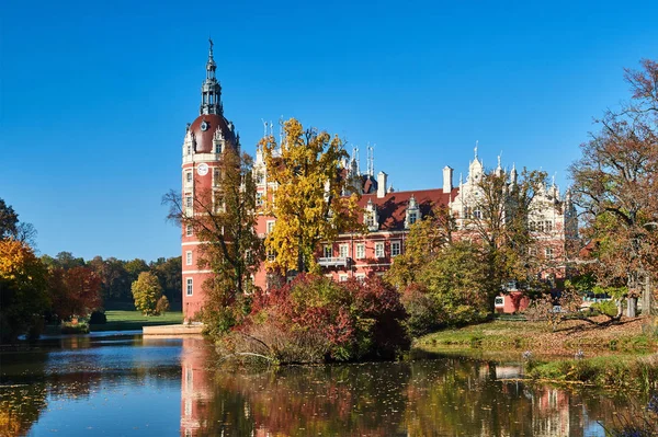 Новый Замок Пруд Парке Музеон Осенью Германии — стоковое фото