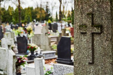 Sonbahar, Polonya sırasında mezar taşları üzerinde mezarlığı