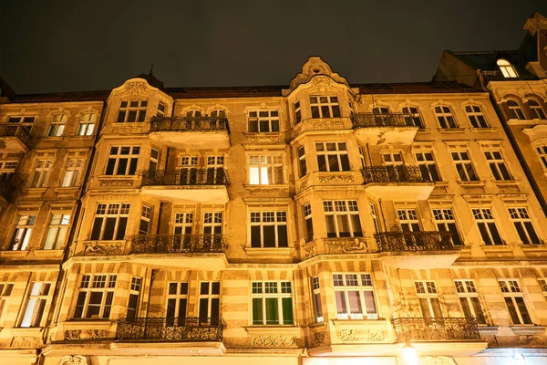 Fachadas Casas Alquiler Con Balcones Durante Noche Poznan —  Fotos de Stock