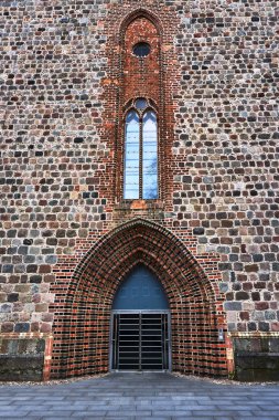 Almanya Neuebrandemburg şehir Gotik bir kilisede bir ortaçağ portal